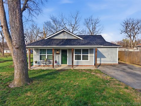 Photo of 206 S Division Street, Coweta, OK 74429 (MLS # 2608006)