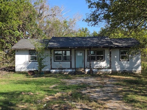 Photo of 220 W 5th Street, Castle, OK 74833 (MLS # 2637147)
