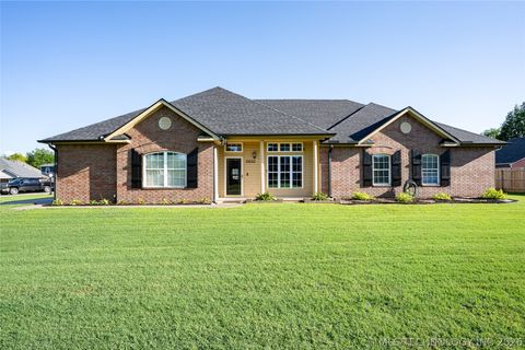 Photo of 10688 E 142nd Court N, Collinsville, OK 74021 (MLS # 2618117)