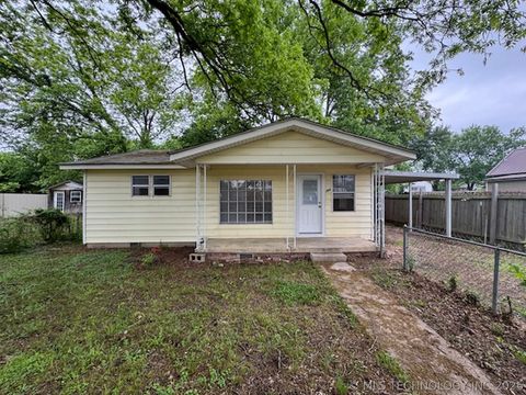 Photo of 309 W Chickasaw, Sallisaw, OK 74955 (MLS # 2615374)