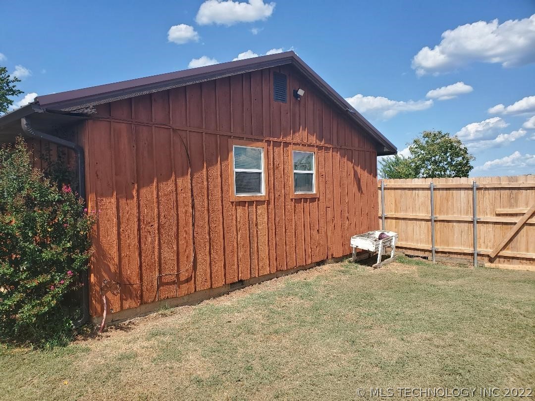 Photo 14 of 41 of 1423 W Frontage Road house