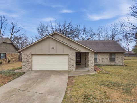Photo of 117 W Timberlane Court, Broken Arrow, OK 74011 (MLS # 2607997)