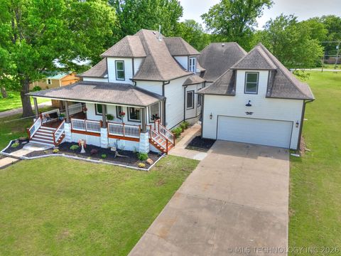 Photo of 908 SE 3rd Street, Wagoner, OK 74477 (MLS # 2616473)