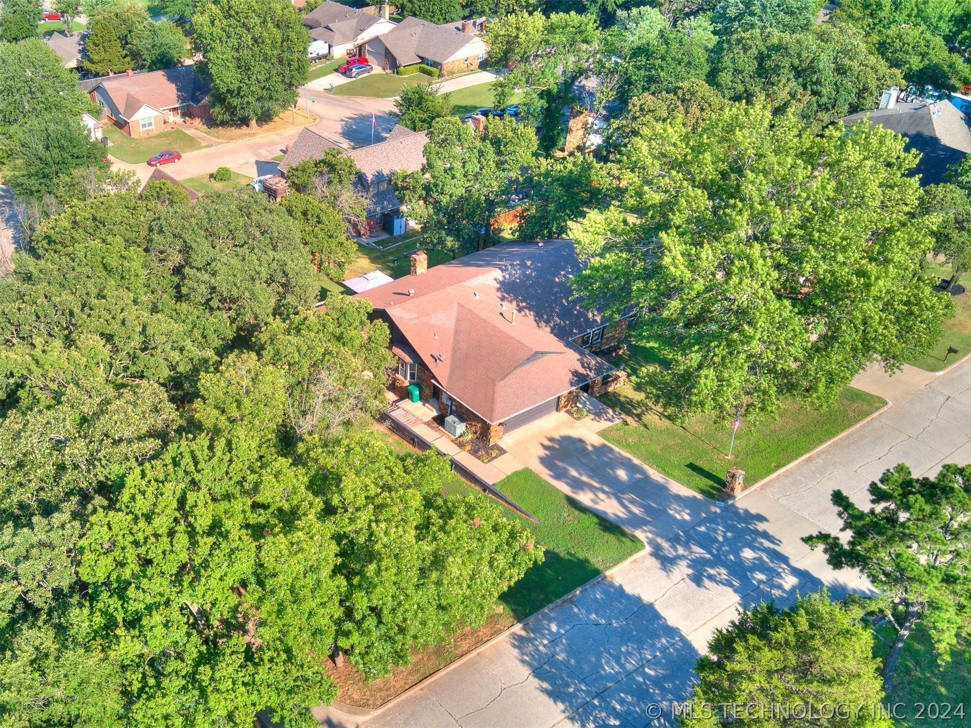 Photo 4 of 16 of 813 Ridge Road W house