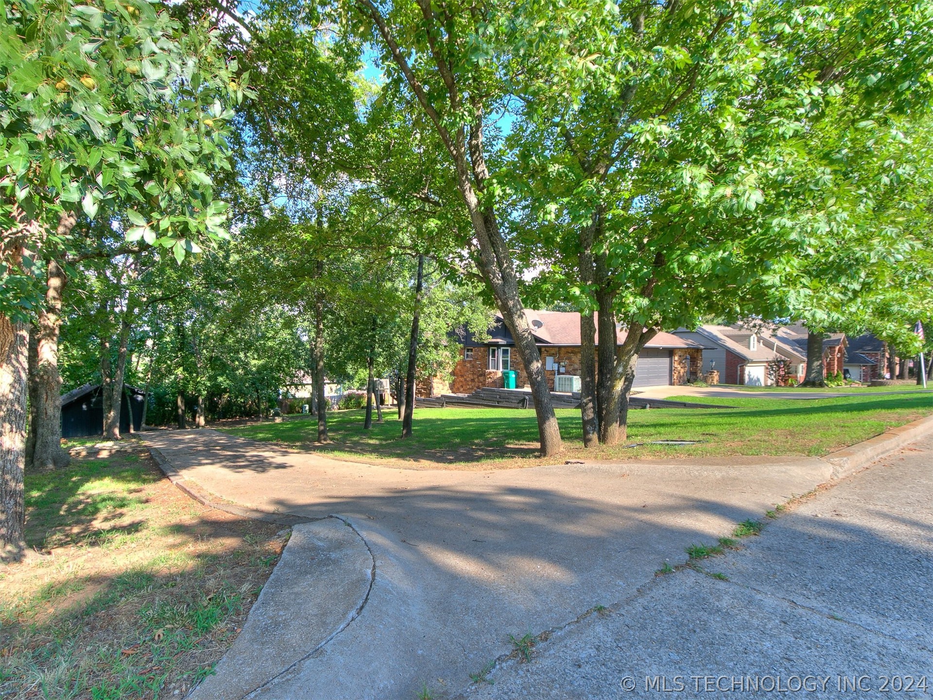 Photo 6 of 16 of 813 Ridge Road W house