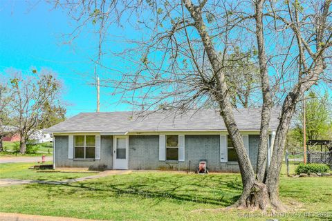 1318 Leigh Street Hugo OK 74743