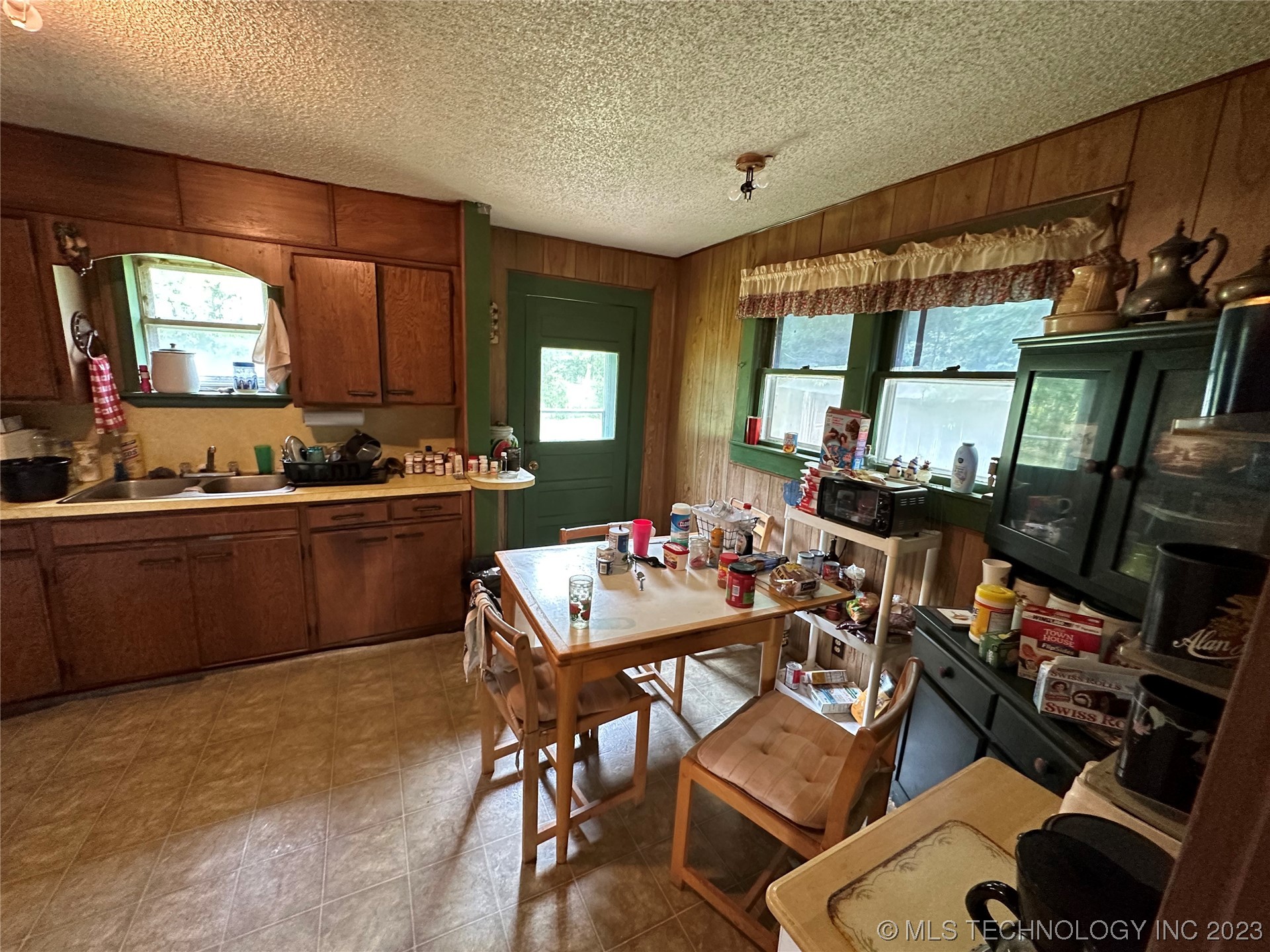 Photo 8 of 17 of 2942 SW Limestone Road house