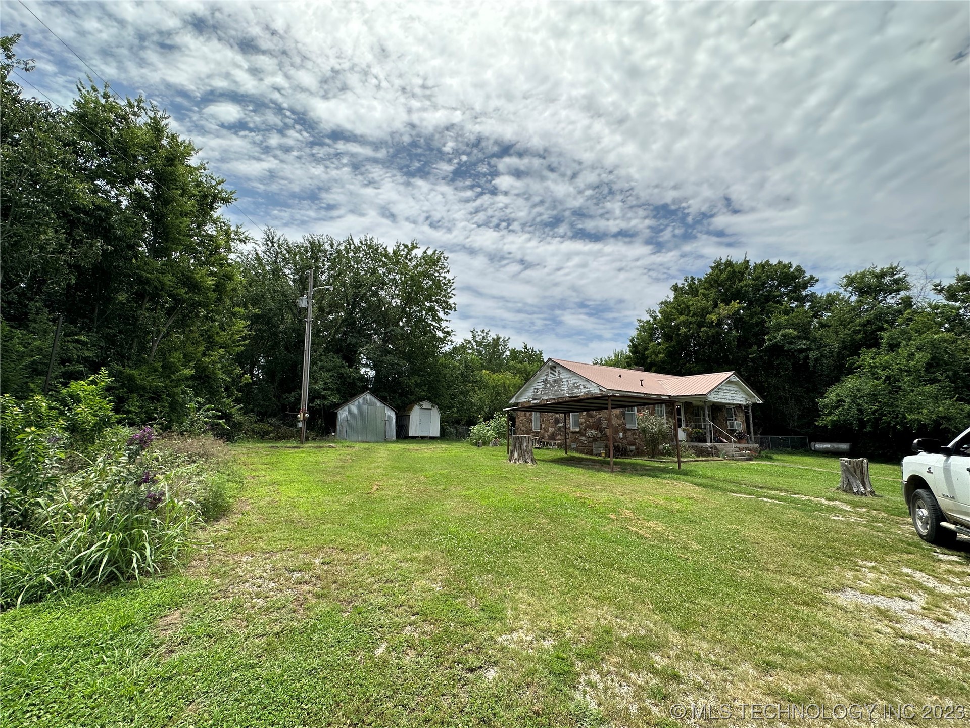 Photo 3 of 17 of 2942 SW Limestone Road house