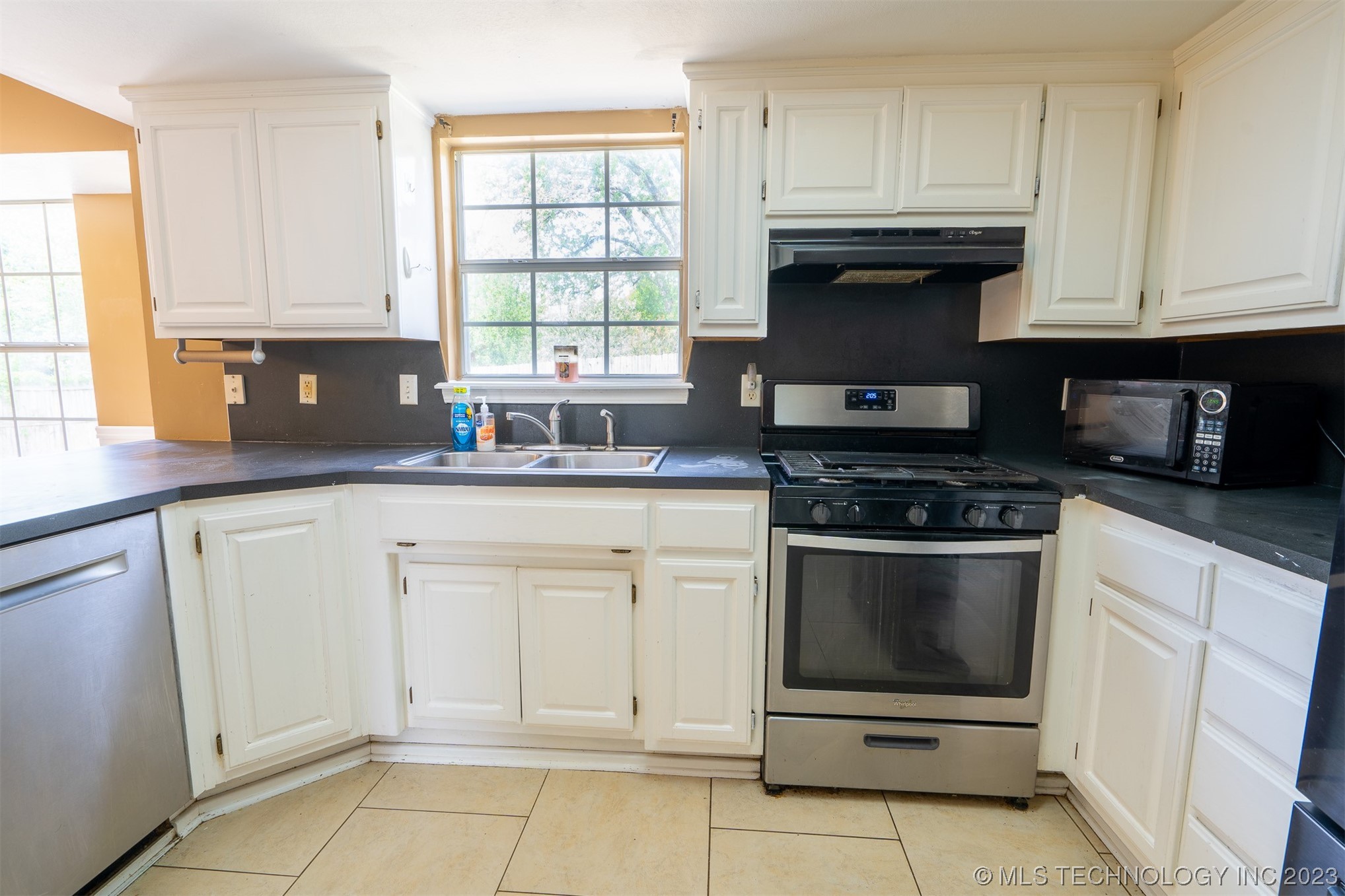 Photo 11 of 37 of 735 W 98th Street house