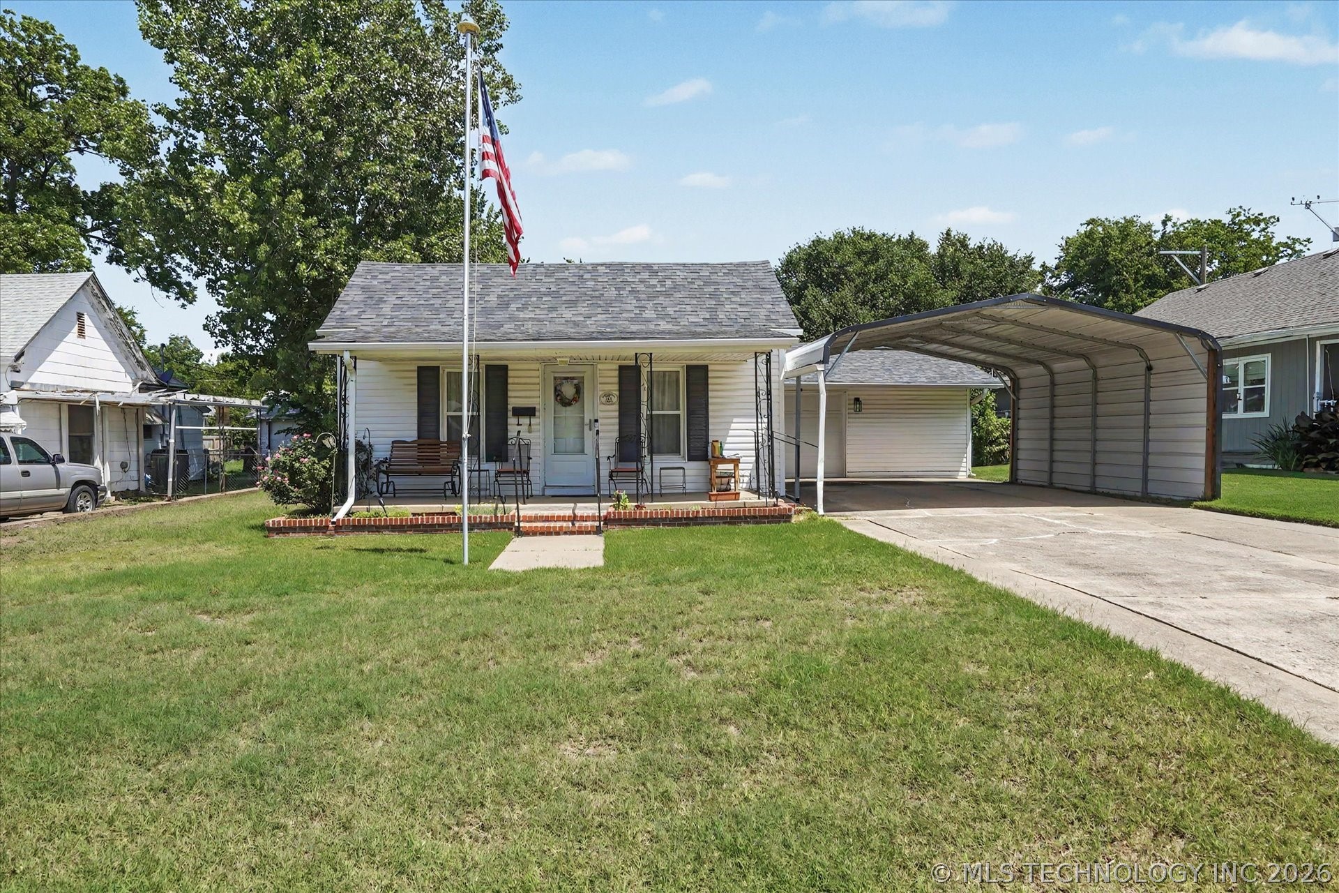 Photo 1 of 29 — 121 W Cleveland Avenue, Sapulpa, OK 74066