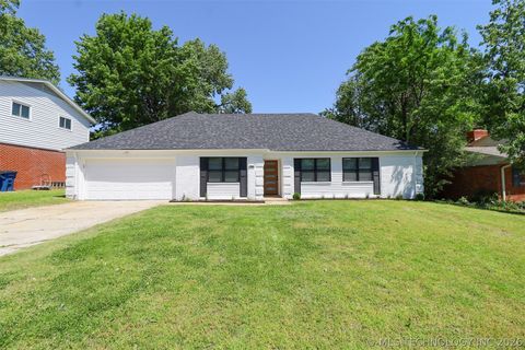 Photo of 7037 E 58th Place, Tulsa, OK 74145 (MLS # 2616217)