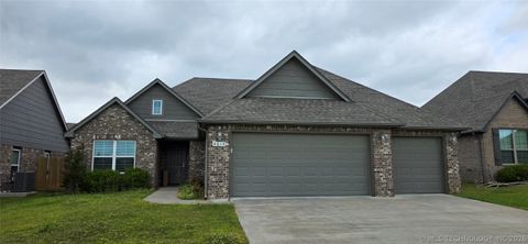 Photo of 4010 S 14th Place, Broken Arrow, OK 74011 (MLS # 2615347)
