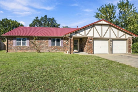 Photo of 823 Belmont Street, Muskogee, OK 74403 (MLS # 2638153)