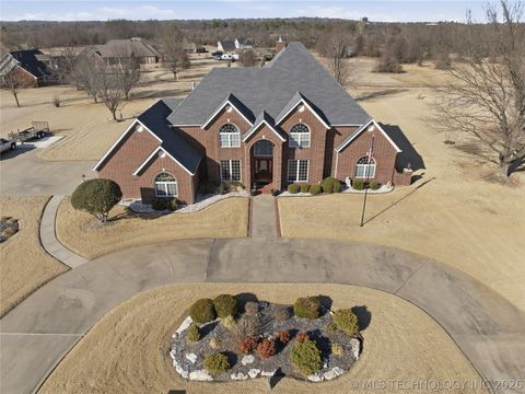 Photo of 4210 Eagle Crest Dr, Muskogee, OK 74401 (MLS # 2605002)