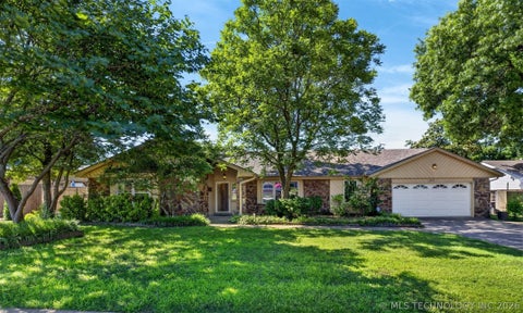 Photo of 2423 Chapel Hill CT, Bartlesville, OK 74006 (MLS # 2621806)