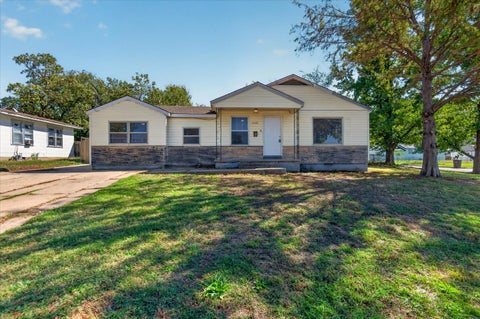 Photo of 1450 S Elm Avenue, Bartlesville, OK 74003 (MLS # 2637369)