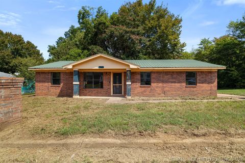 Photo of 911 S K Street, Hugo, OK 74743 (MLS # 2625115)
