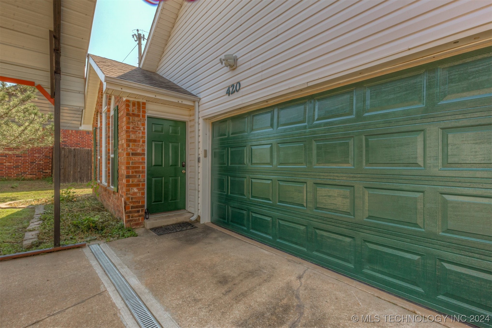 Photo 5 of 41 of 420 E Dogwood Street house