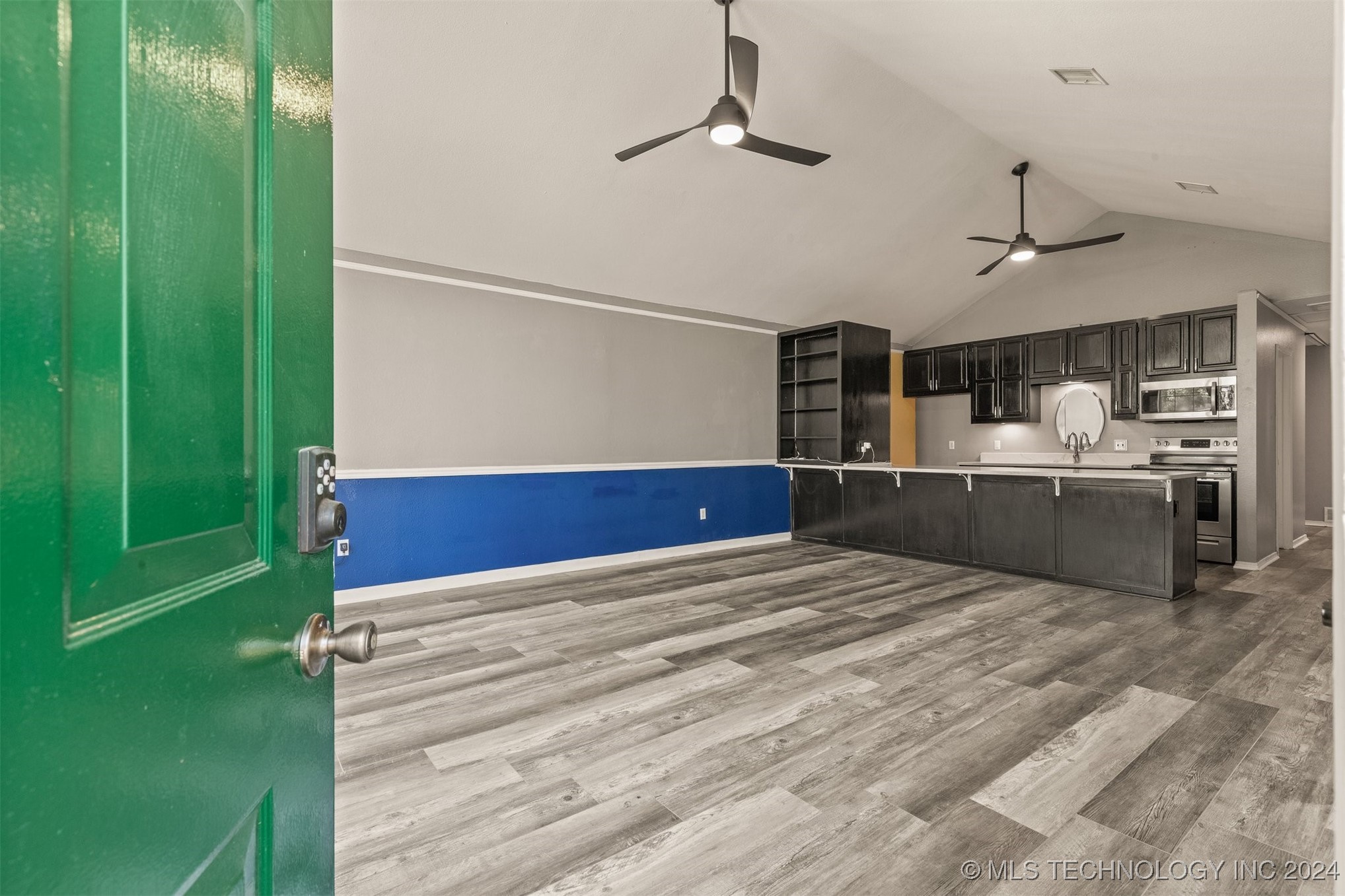 Photo 6 of 41 of 420 E Dogwood Street house