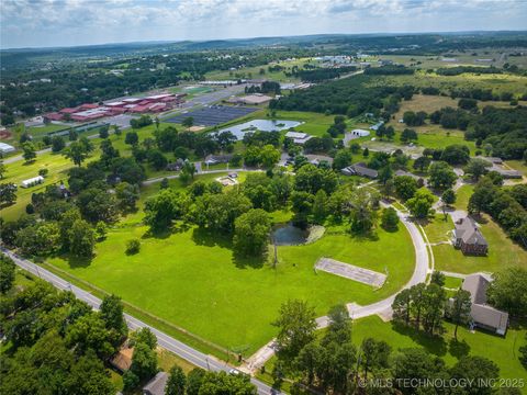 Photo of 7 Mathis Park Drive, Tahlequah, OK 74464 (MLS # 2543492)