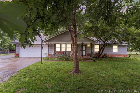 Photo of 14830 Cedar Drive, Claremore, OK 74017 (MLS # 2622554)