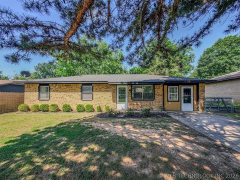 Photo of 504 S Cedar Place, Tahlequah, OK 74464 (MLS # 2617318)