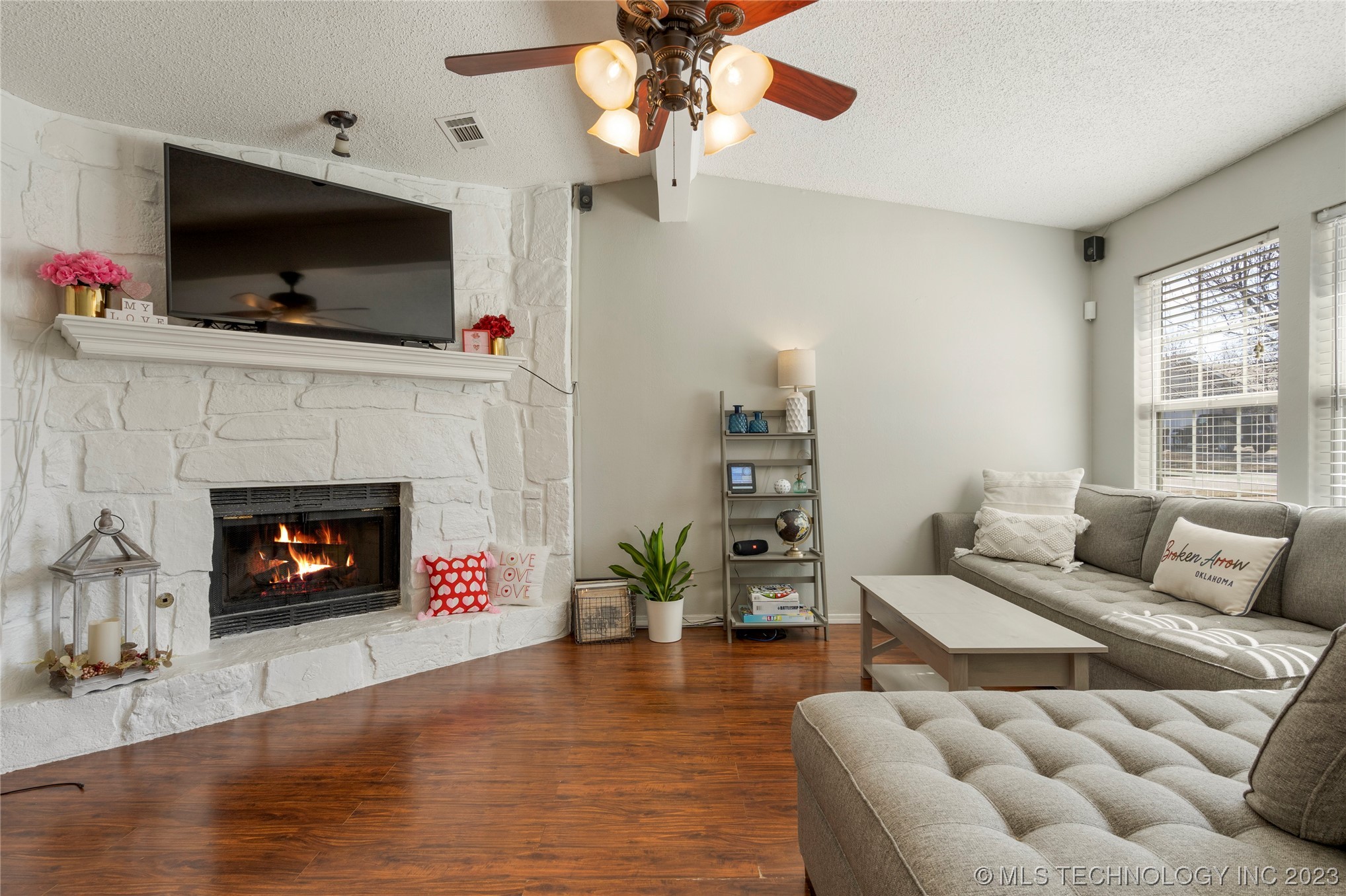 Photo 11 of 47 of 1802 W Laredo Place house