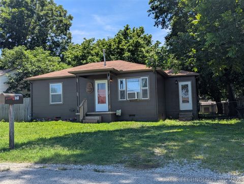 Photo of 302 W 39th Street, Sand Springs, OK 74063 (MLS # 2622550)