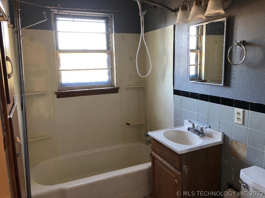 Photo 22 of 25 of 1921 S Linwood Avenue house