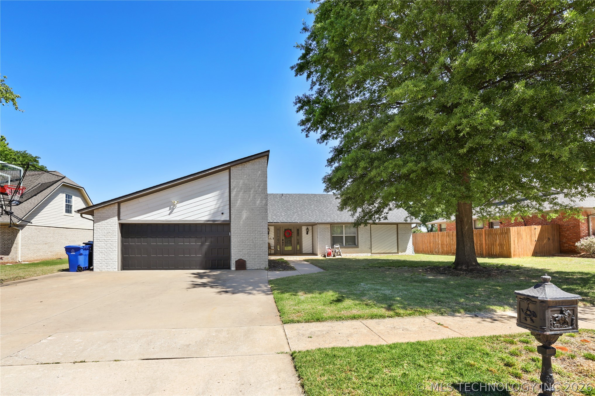Photo 1 of 24 — 800 W Albuquerque Street, Broken Arrow, OK 74011