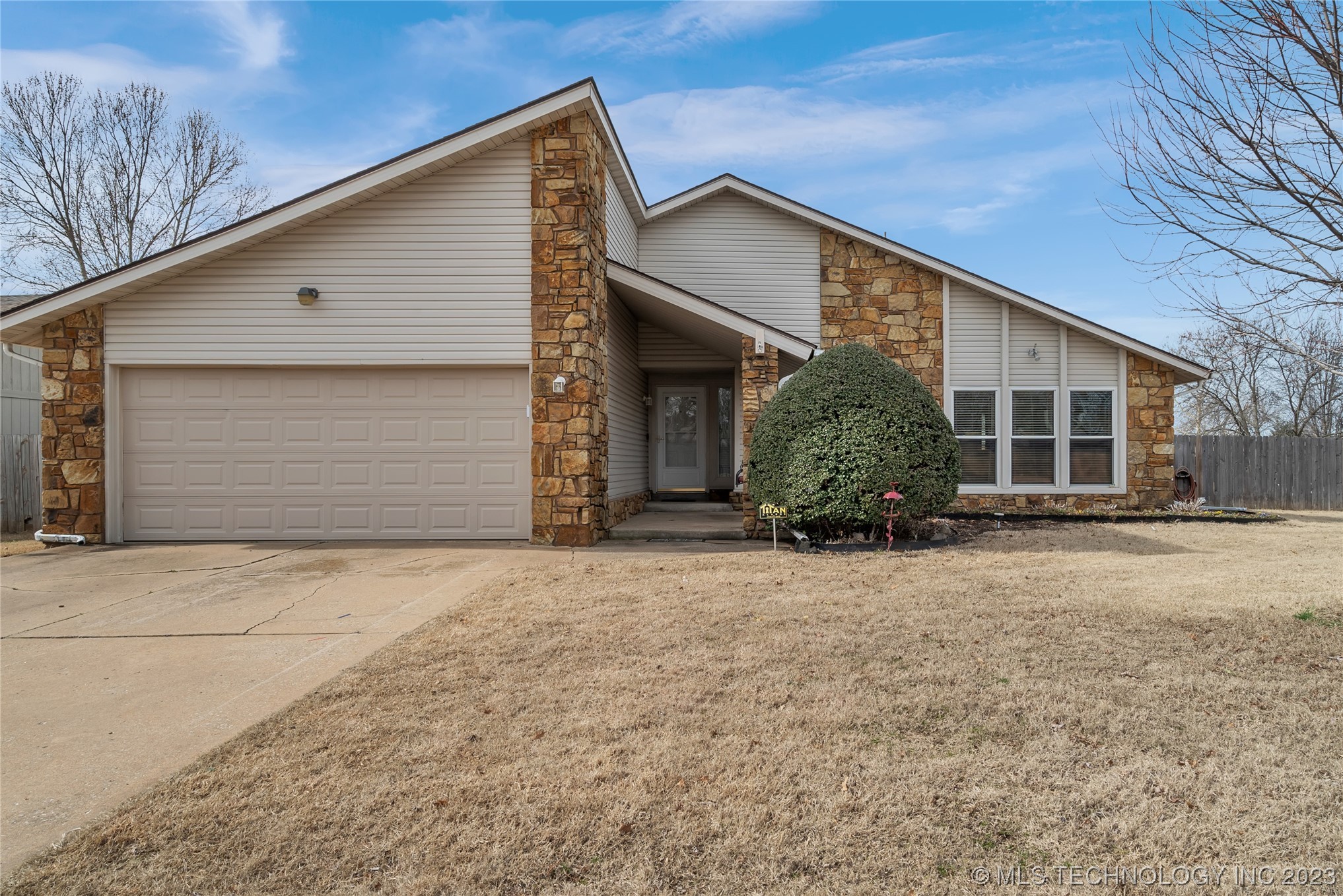 Photo 1 of 22 of 3700 S Oak Avenue house