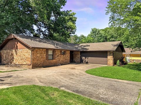 Photo of 209 E Seneca Street, Tahlequah, OK 74464 (MLS # 2622456)