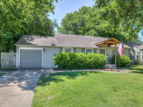 Photo of 4630 E 13th Street, Tulsa, OK 74112 (MLS # 2613001)