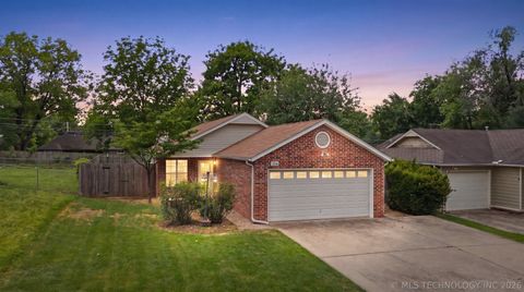 Photo of 316 W Sycamore Street, Coweta, OK 74429 (MLS # 2615111)