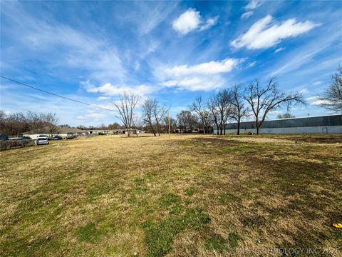 Photo of 206 W 4th Street, Tahlequah, OK 74464 (MLS # 2607385)