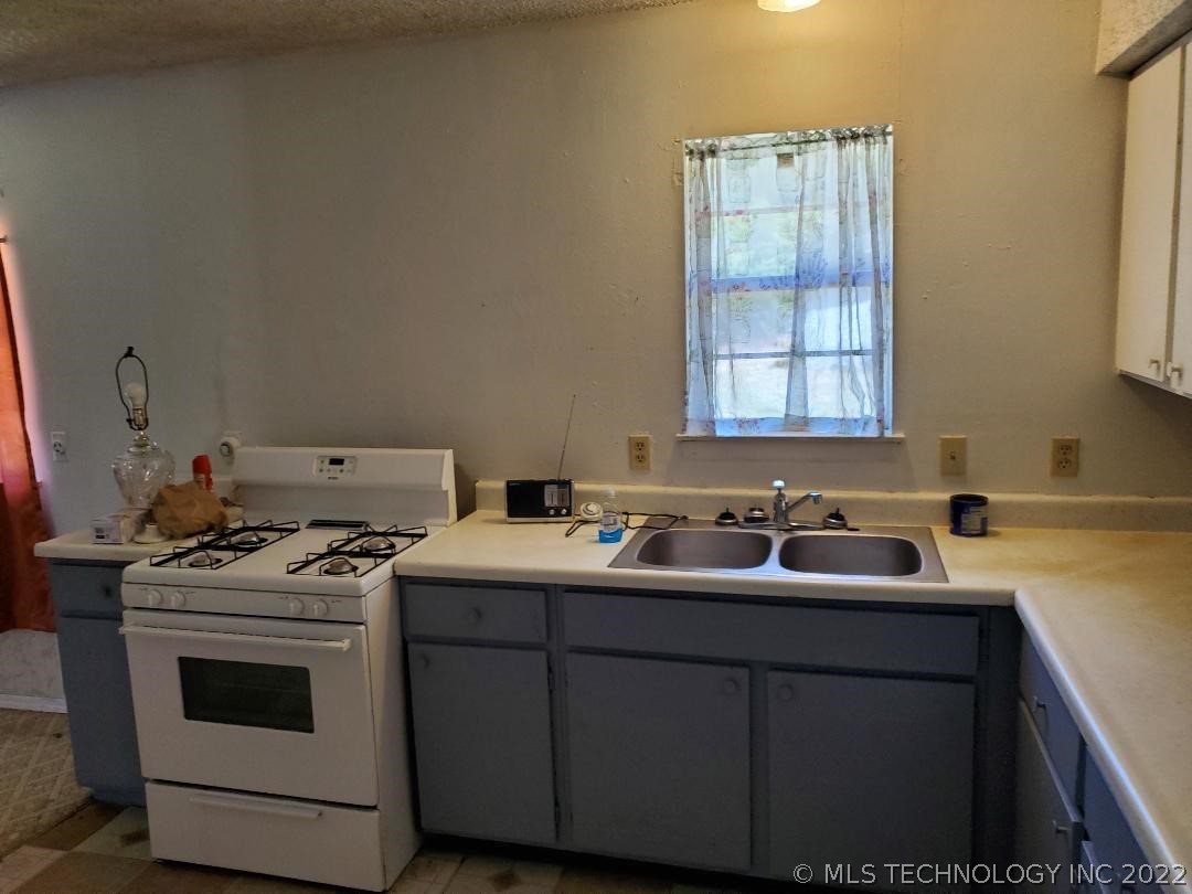 Photo 16 of 19 of 708 E Bdwy Street house