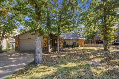 Photo of 3217 Bermuda Avenue, Sand Springs, OK 74063 (MLS # 2638502)