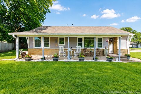 Photo of 512 E 16th Street, Okmulgee, OK 74447 (MLS # 2624758)