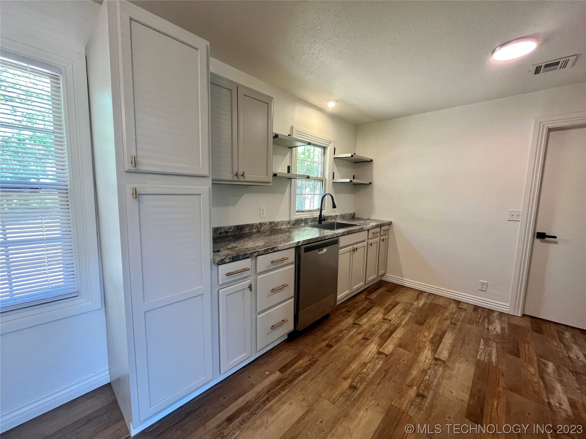 Photo 4 of 16 of 617 S 12th Street house