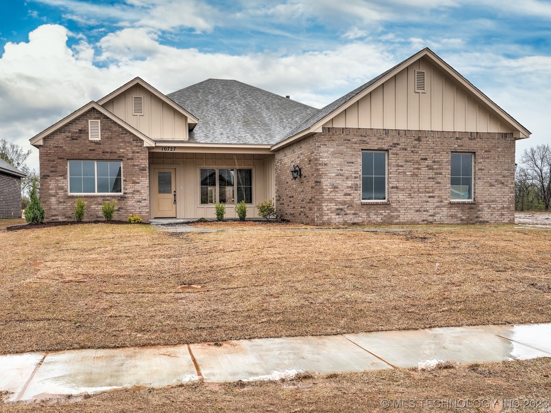 Photo 1 of 37 of 10727 S 280th Avenue house