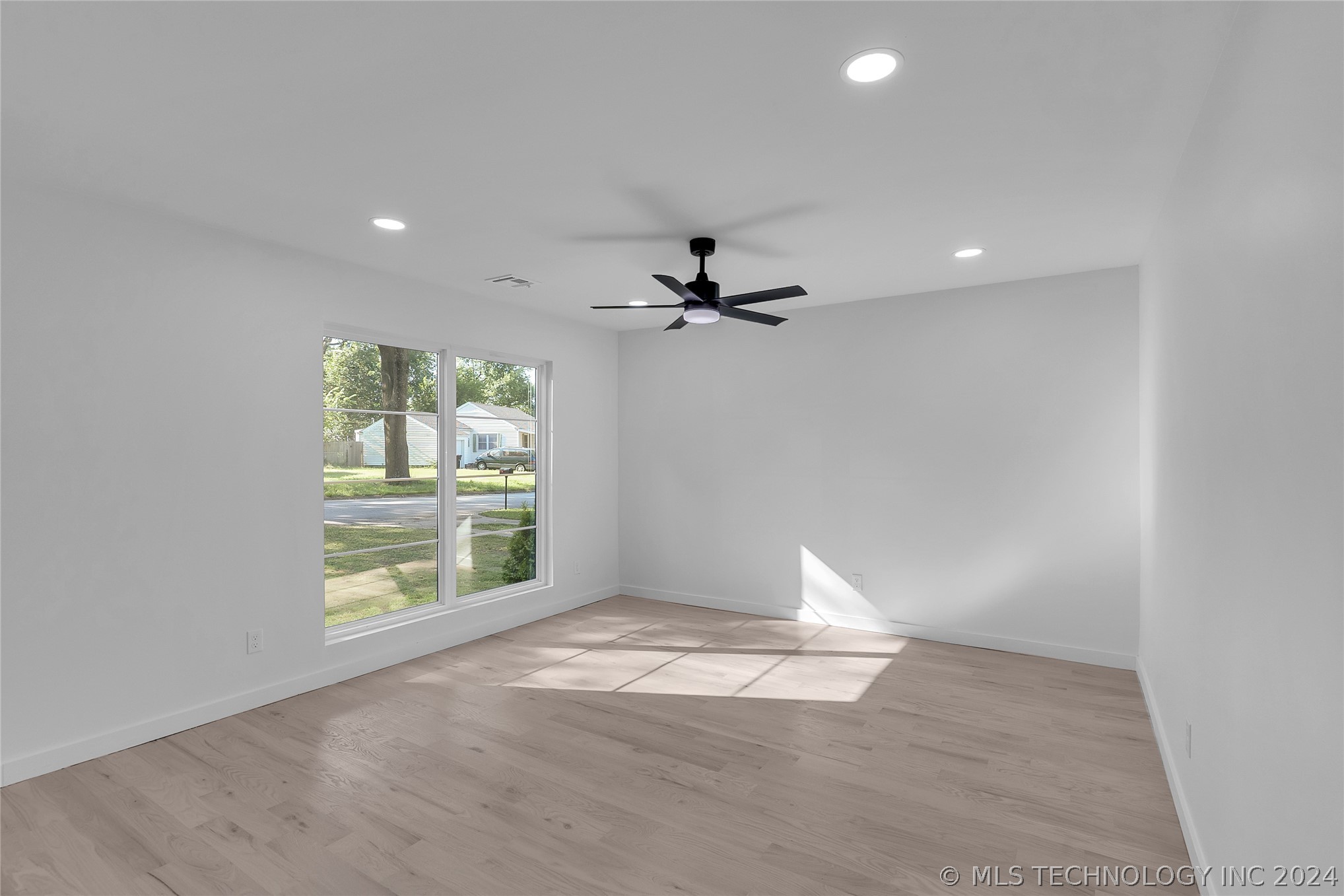 Photo 3 of 29 of 1509 SW Elm Avenue house