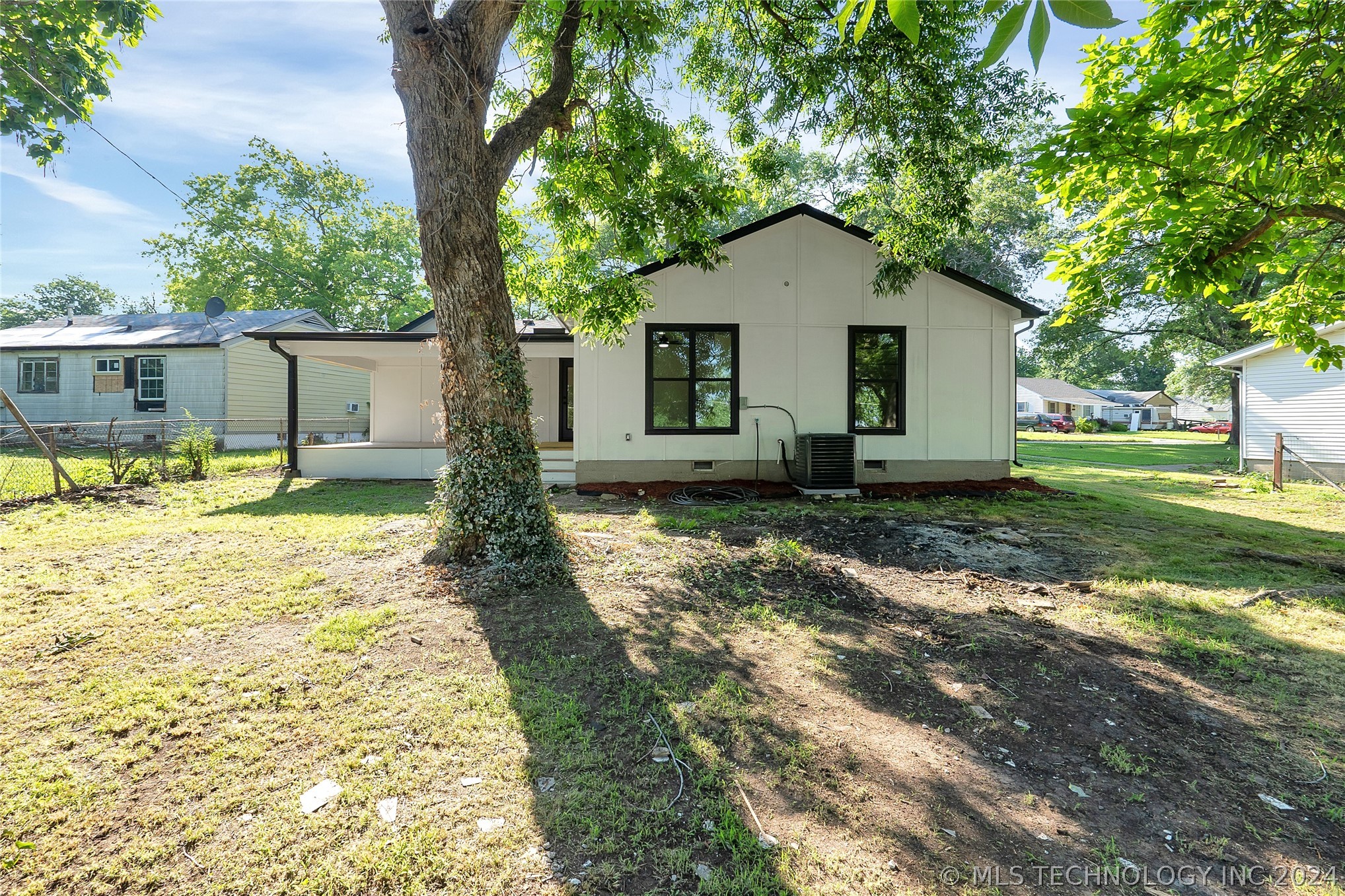 Photo 24 of 29 of 1509 SW Elm Avenue house