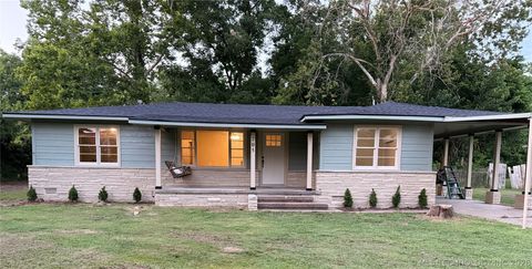 Photo of 705 W Caddo AVE, Wilburton, OK 74578 (MLS # 2625463)