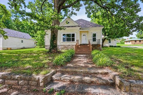 Photo of 611 Goingsnake Street, Tahlequah, OK 74464 (MLS # 2605977)