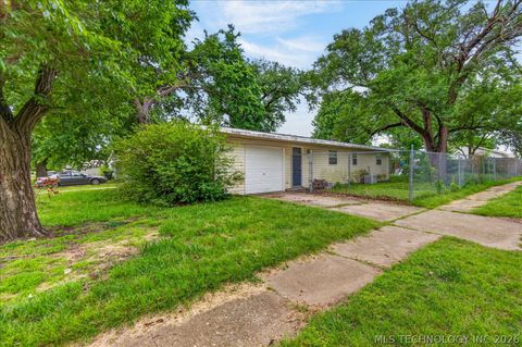 Photo of 221 Spring Road, Bartlesville, OK 74003 (MLS # 2616215)