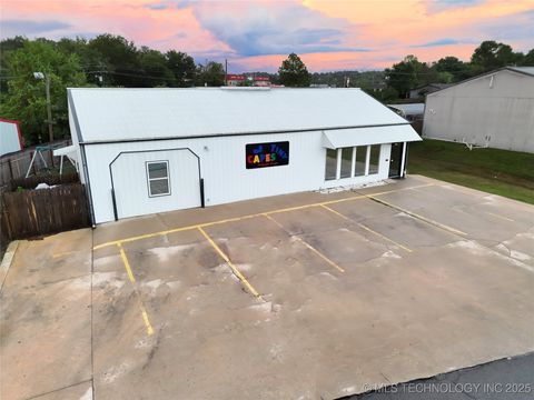 Photo of 1555 Echota Avenue, Tahlequah, OK 74464 (MLS # 2540903)