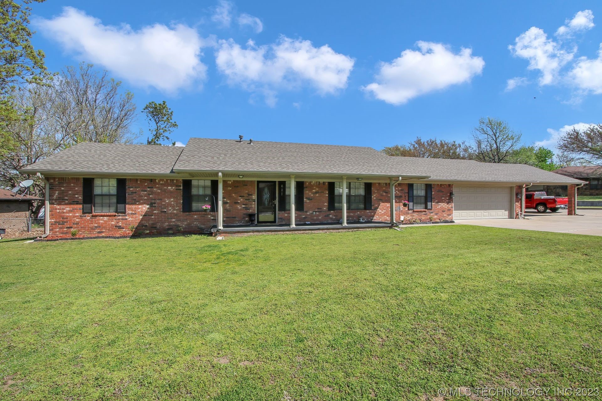 Photo 2 of 50 of 621 Post Oak Road house