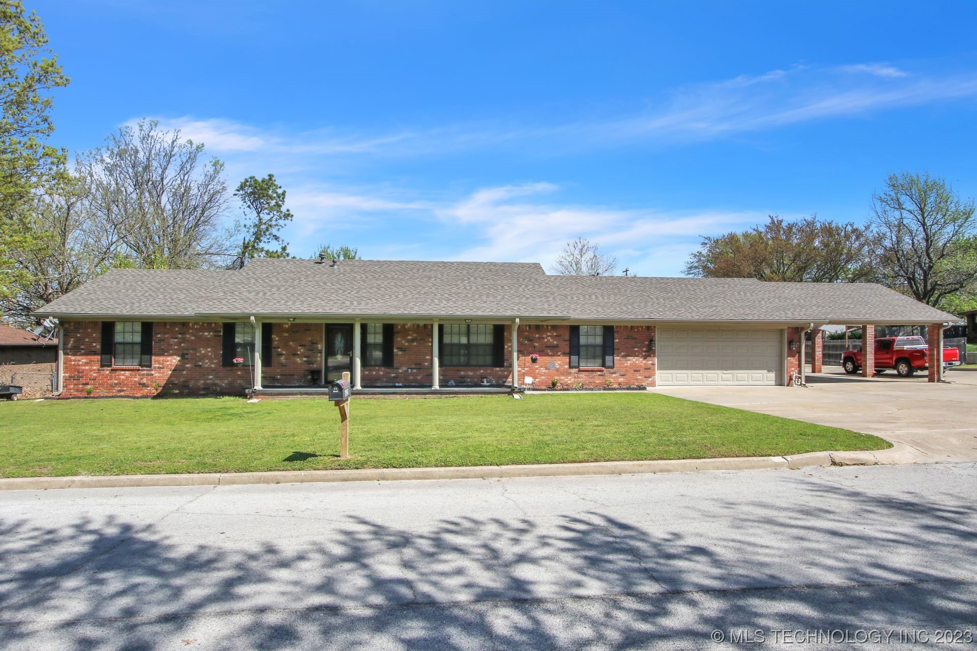 Photo 4 of 50 of 621 Post Oak Road house