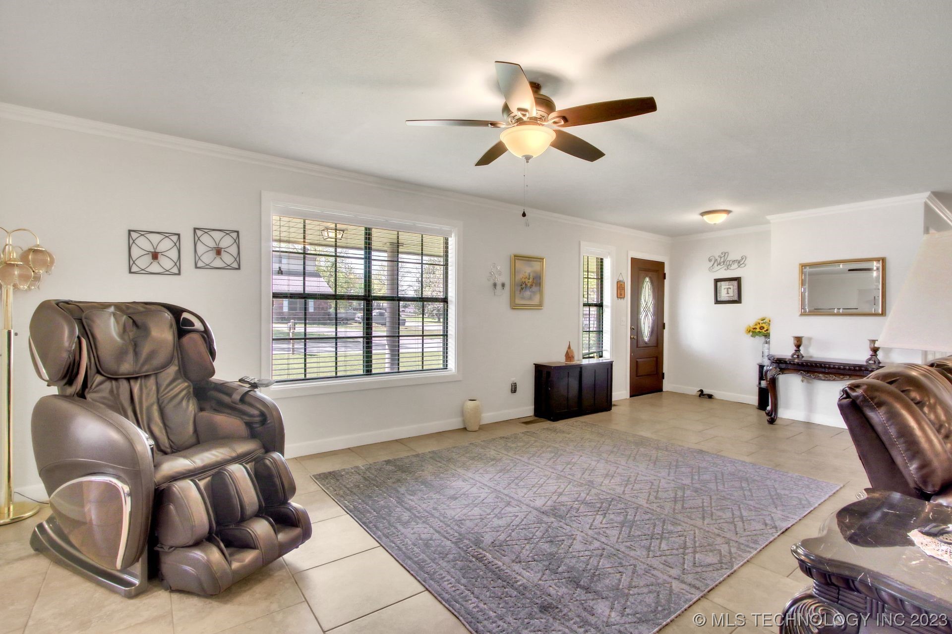 Photo 11 of 50 of 621 Post Oak Road house