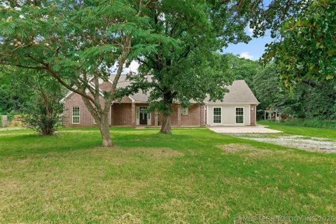 Photo of 688 Sunshine LN, Durant, OK 74701 (MLS # 2622261)
